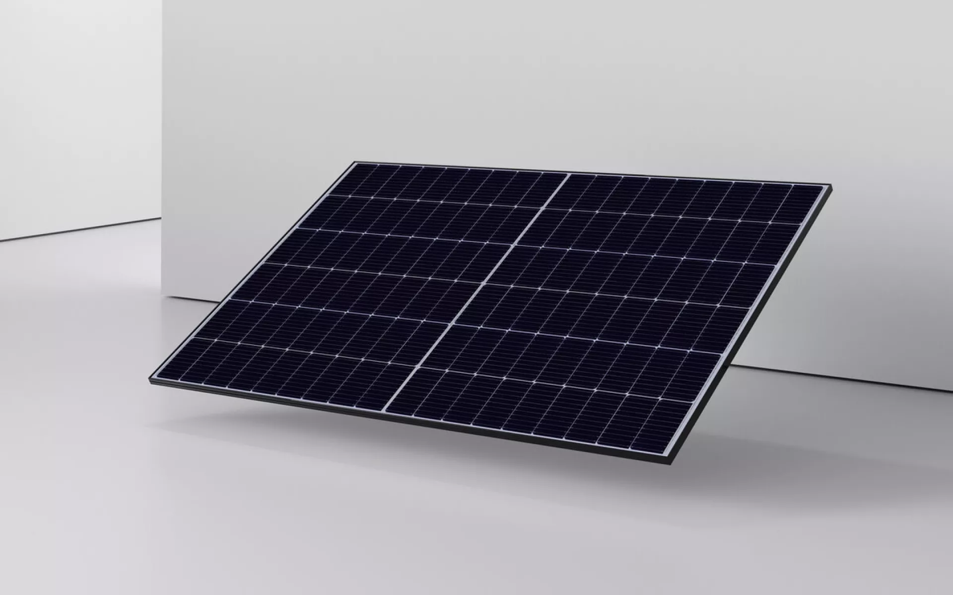 Solarpanel von der Firma Senec mit schwarzen Zellen. 