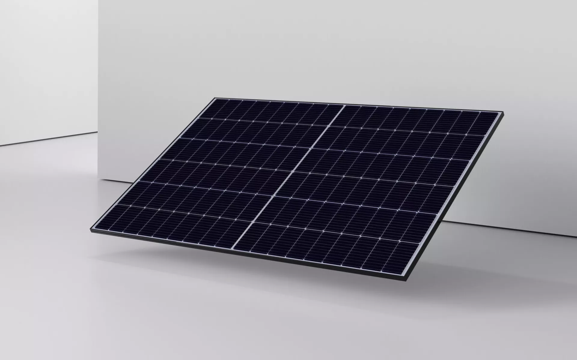 Solarpanel von der Firma Senec mit schwarzen Zellen.
