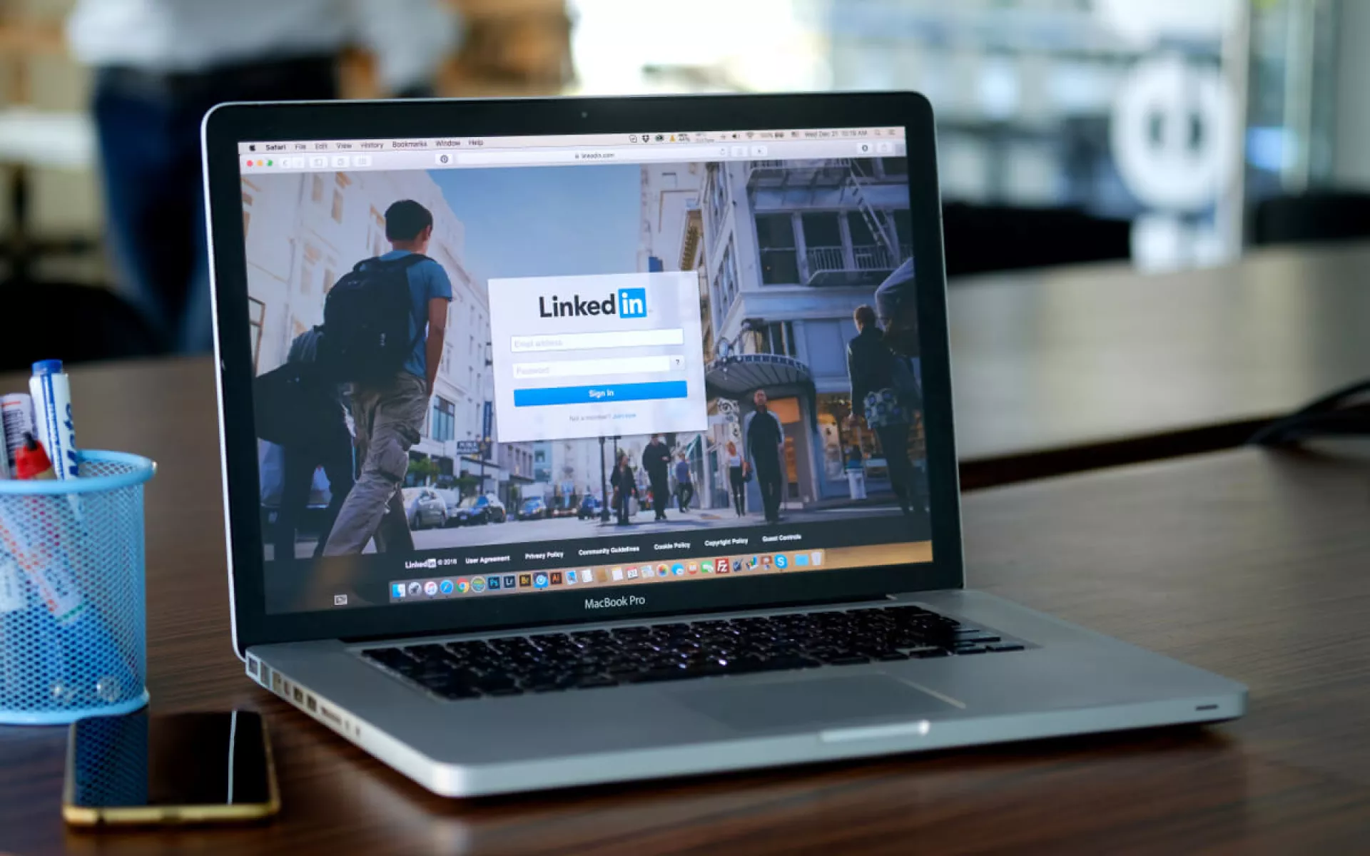 Auf einem aufgeklappten Laptop ist der Anmelde-Bildschirm von Linkedin zu sehen.