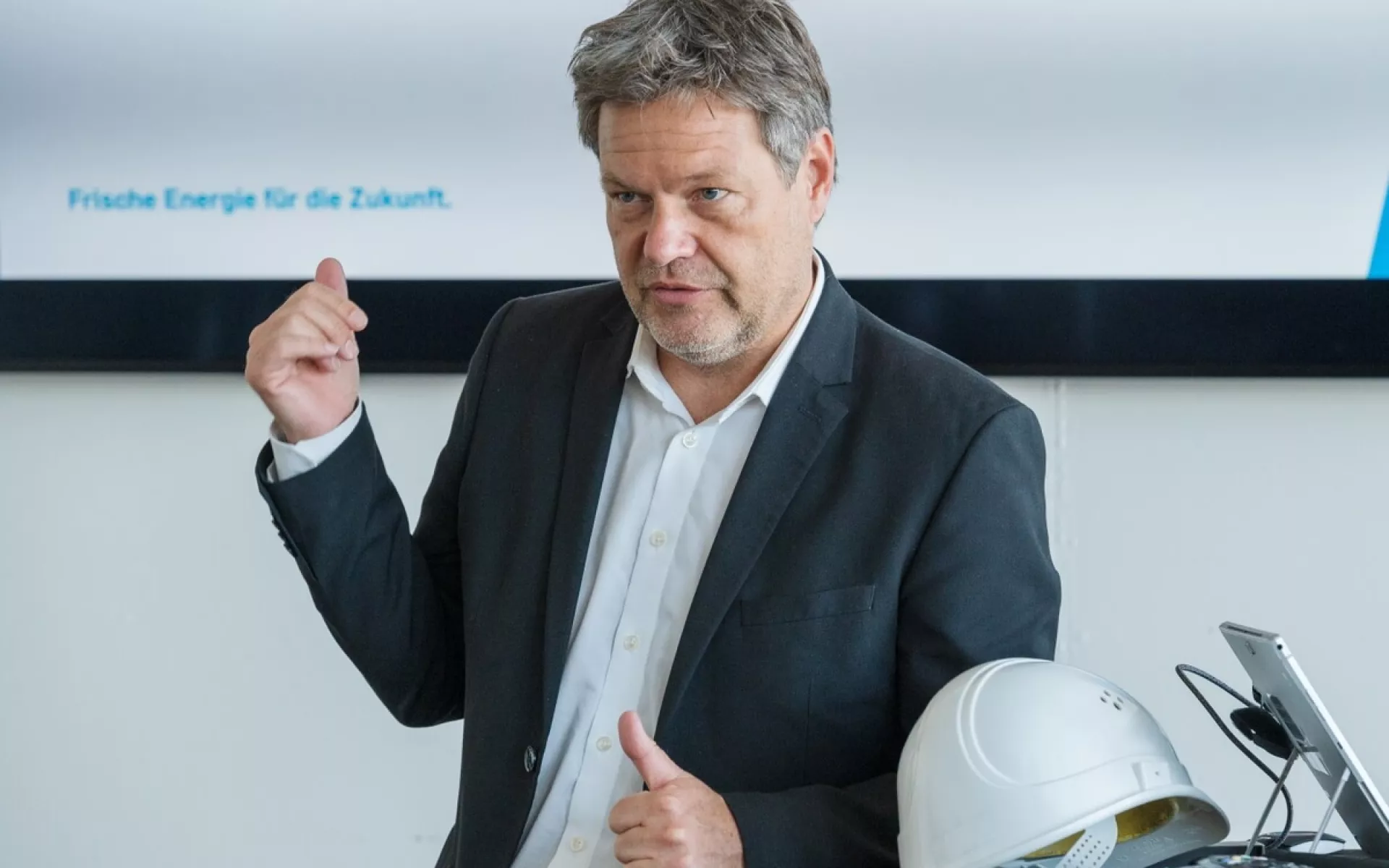 Robert Habeck erklärt das für Deutschland geplante Solarpaket bei einer Pressekonferenz.