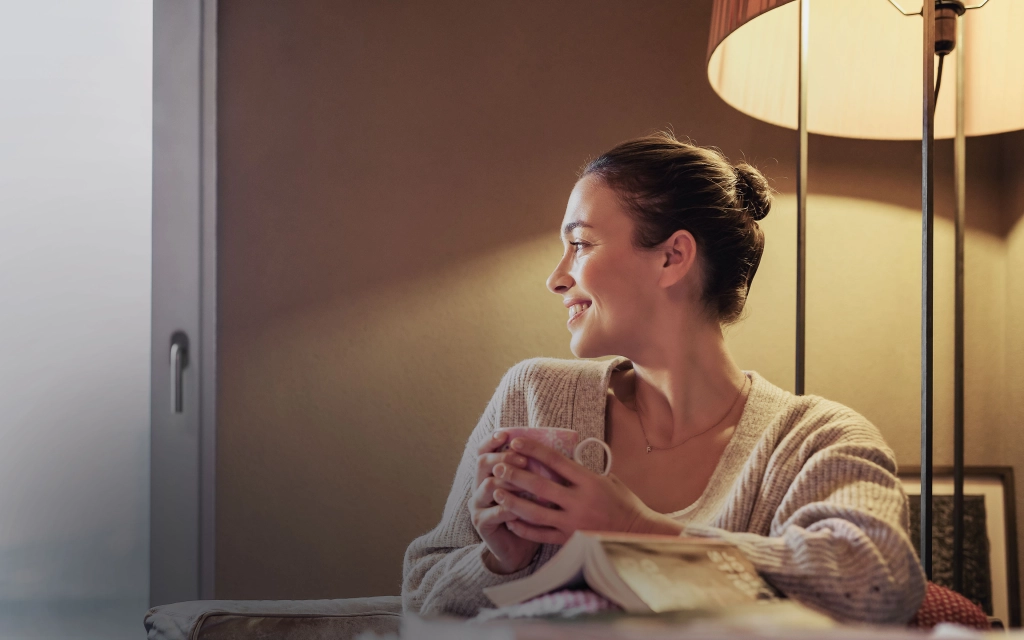 Frau mit Tasse und Lampe