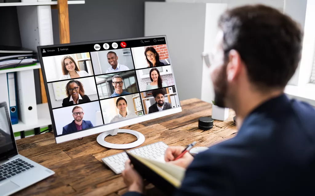 Person in einem Webinar
