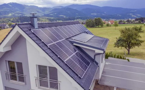 PV-Module auf verschiedenen Dachneigungen