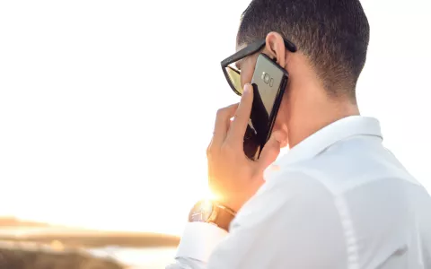 Person beim Telefonieren
