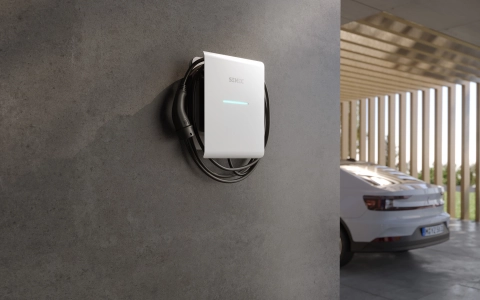 SENEC.Wallbox pro s an Hauswand neben E-Auto