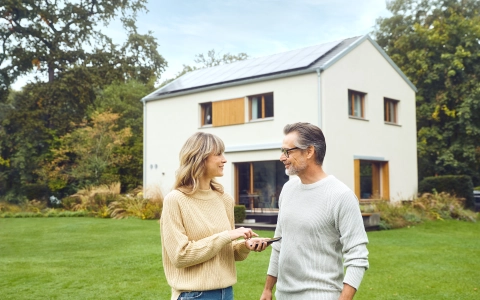 Famiglia nel giardino di casa alimentata da un impianto fotovoltaico
