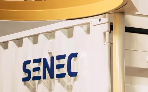 SENEC Logo an Messeaufsteller