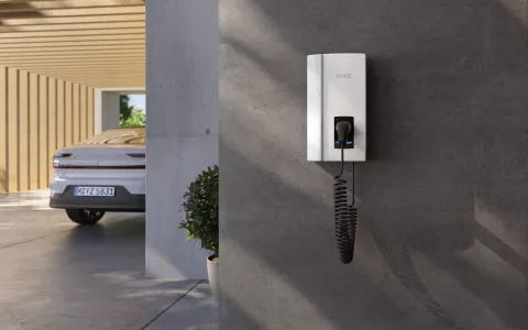 SENEC.Wallbox plus an Hauswand mit Elektroauto