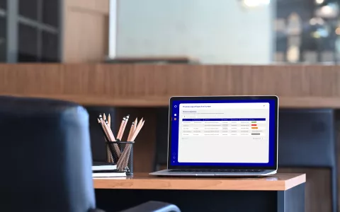 Schreibtisch mit Laptop und SENEC.Finance auf dem Bildschirm