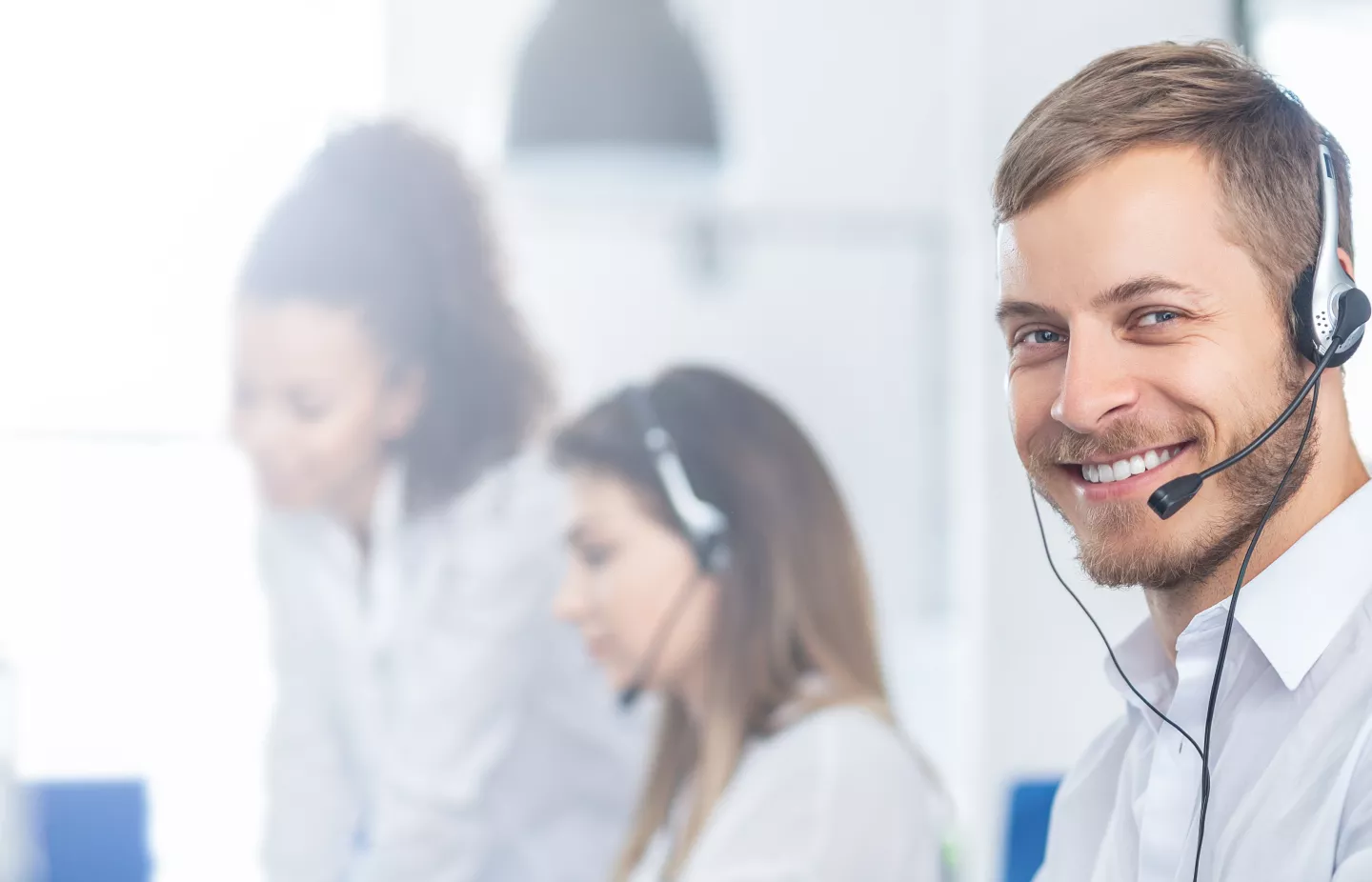 Servicemitarbeiter beim Telefonieren