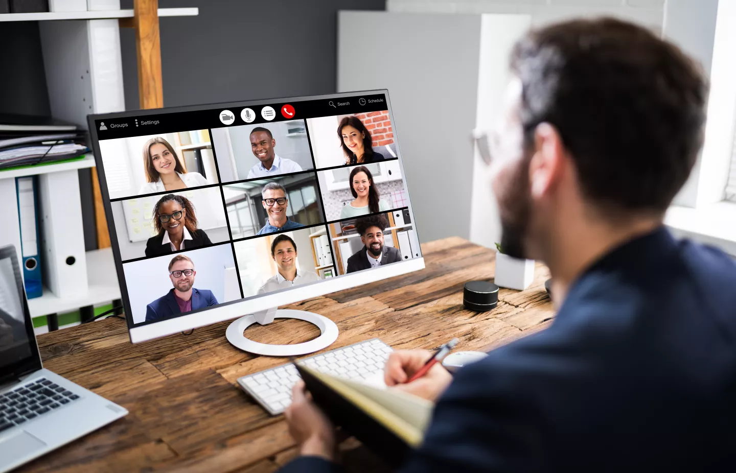 Person in einem Webinar