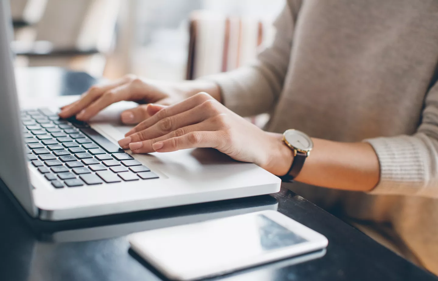 Persona che digita tasti al computer