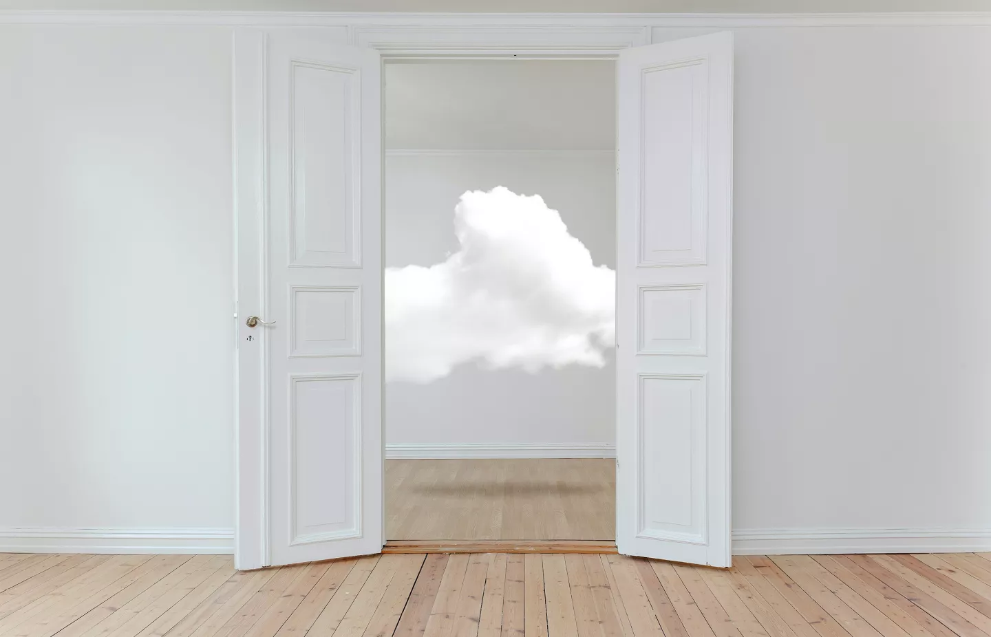 Wolke hinter geöffneter Tür