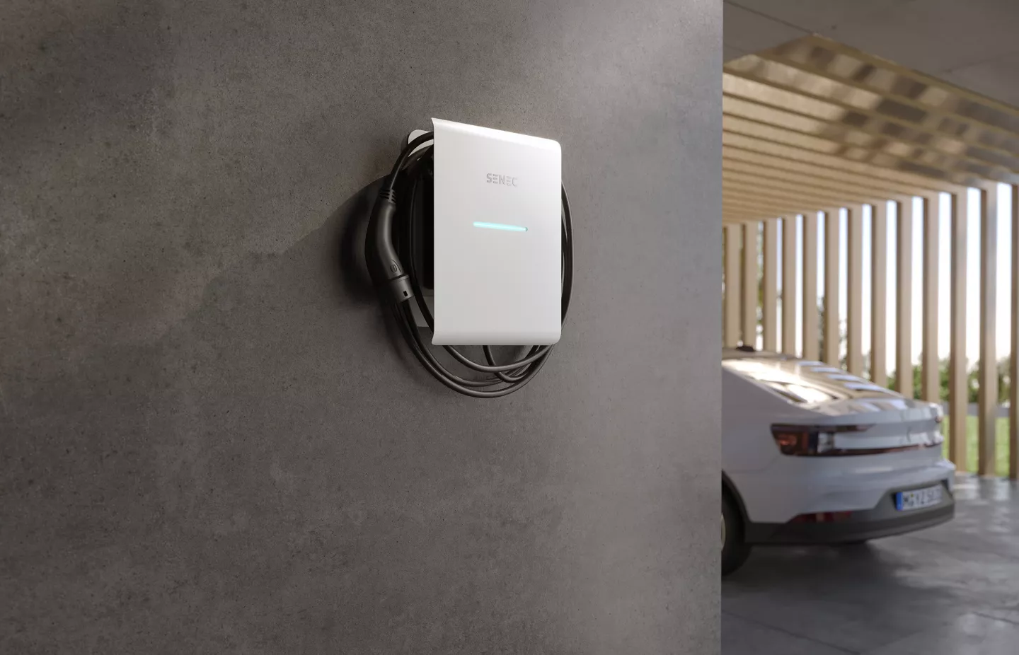 SENEC.Wallbox pro s an Hauswand neben E-Auto