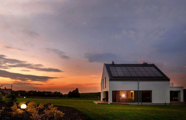 Casa con impianto fotovoltaico