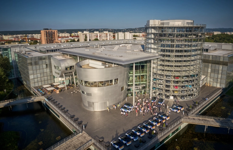 Gläsernen Manufaktur von Volkswagen in Dresden bei der Übergabe von Elektroautos an SENEC Fachpartner