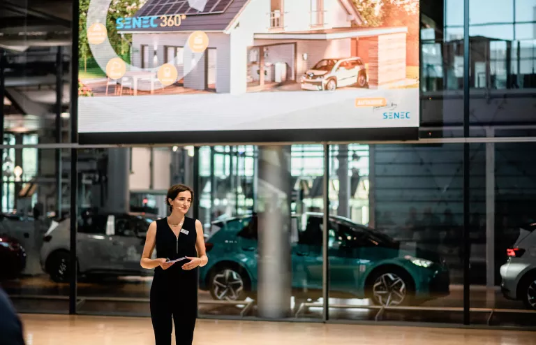 Vortrag der SENEC Geschäftsführung bei der Übergabe von Elektroautos an SENEC Fachpartner