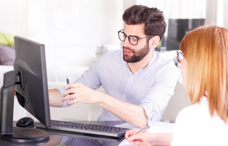 uomo e donna al pc