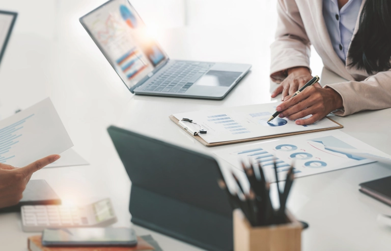 Persone che collaborano a nuovi modelli di business