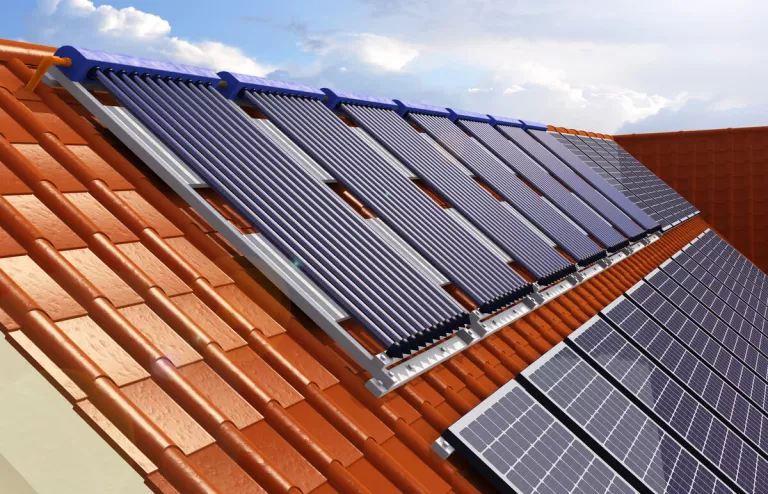 Verschiedene Solarkollektoren auf dem Dach eines Hauses.