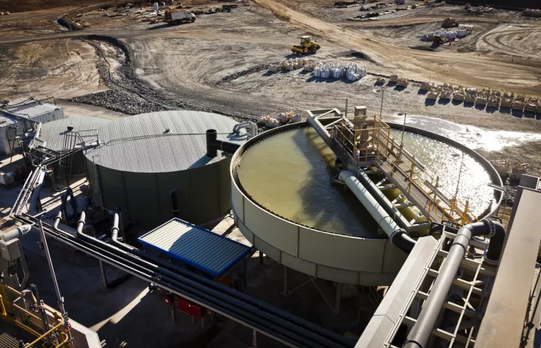 Mine zum Abbau von Lithium mit einer großen Anlage im Vordergrund.