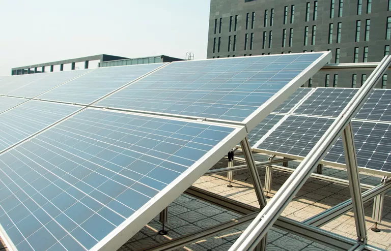 pannelli di un impianto fotovoltaico sul tetto di un'azienda