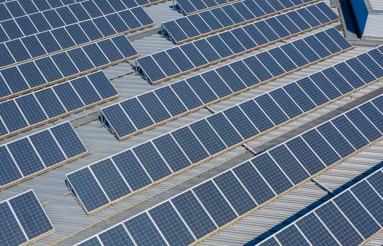 pannelli solari sul tetto di un edificio industriale