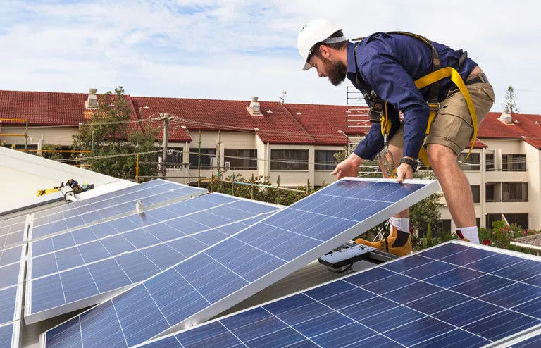 installatore posa pannelli fotovoltaici sul tetto di un edificio