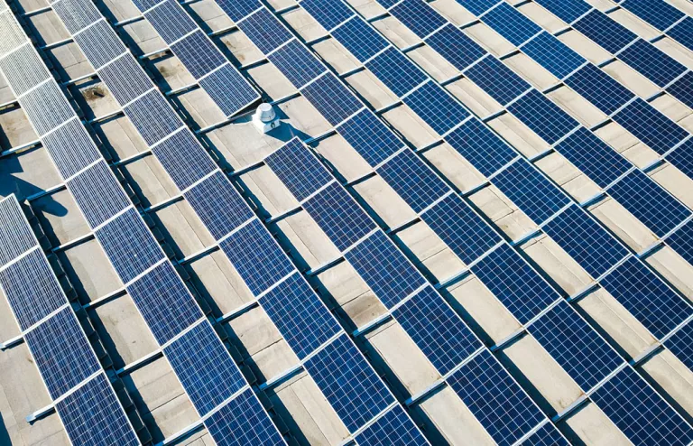 pannelli solari sul tetto di un capannone