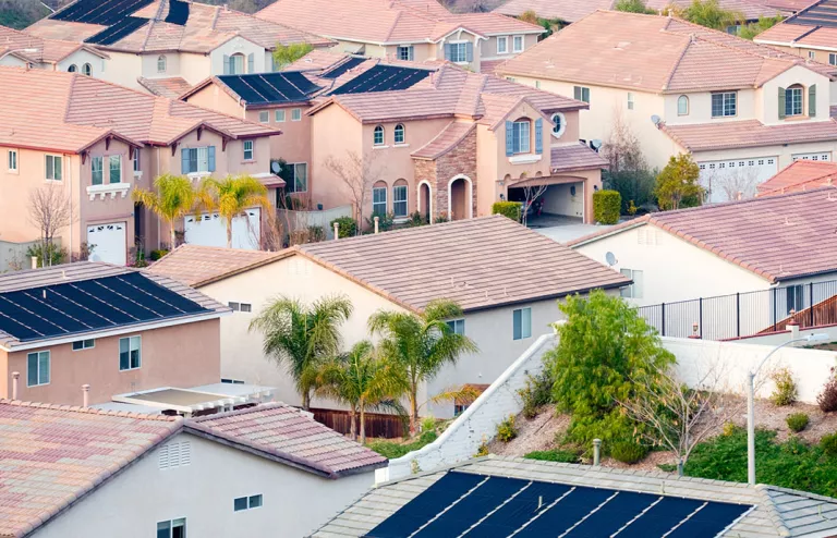 quartiere abitato con pannelli fotovoltaici sul tetto degli edifici