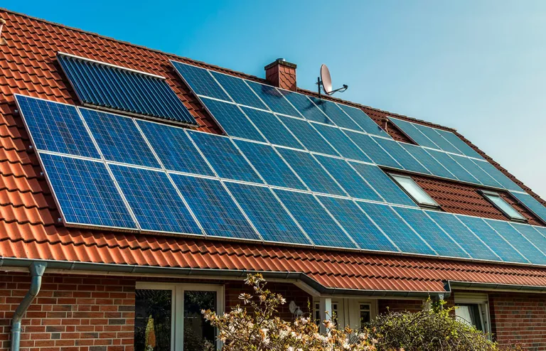 impianto fotovoltaico su di un edificio residenziale al crepuscolo