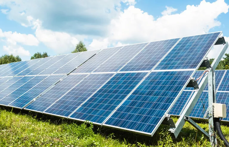 impianto fotovoltaico costruito sul prato in una giornata soleggiata