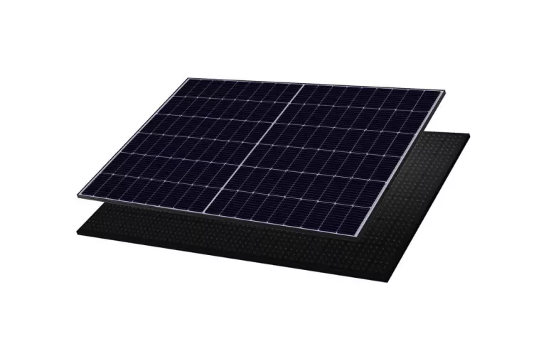 Solarpanele der neuesten Generation vor weißem Hintergrund.