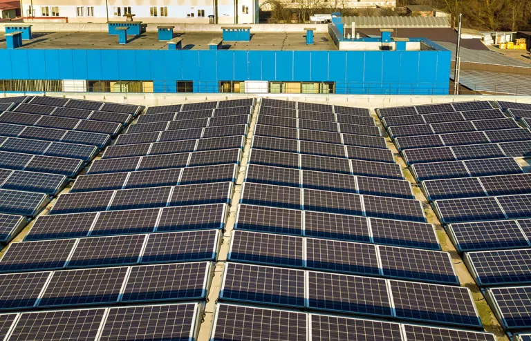 impianto fotovoltaico sul tetto di un capannone