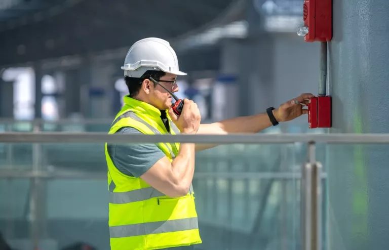Ein Sicherheitsingenieur prüft das Brandsicherheitssystem, um die Brandgefahr des Stromspeichers zu minimieren. 