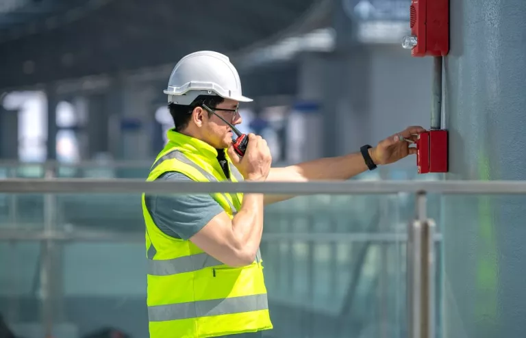 Ein Sicherheitsingenieur prüft das Brandsicherheitssystem, um die Brandgefahr des Stromspeichers zu minimieren.