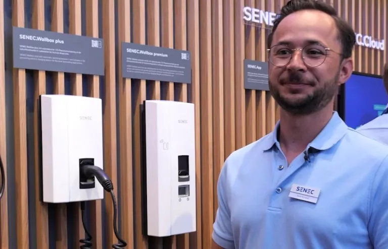 Dario Burghof zeigt neue Wallbox-Modelle und erklärt, wie man diese richtig installiert.