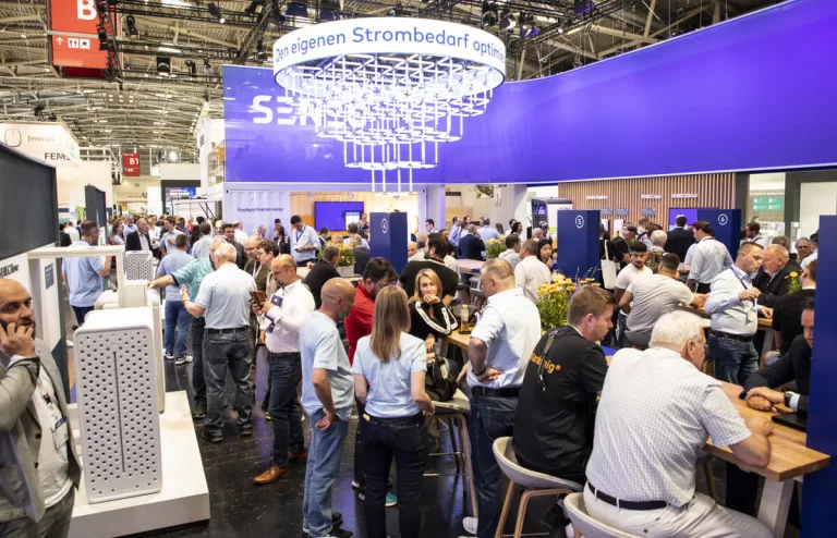 Ein gut besuchter Messestand der Senec auf der Fachmesse Intersolar mit vielen Menschen.