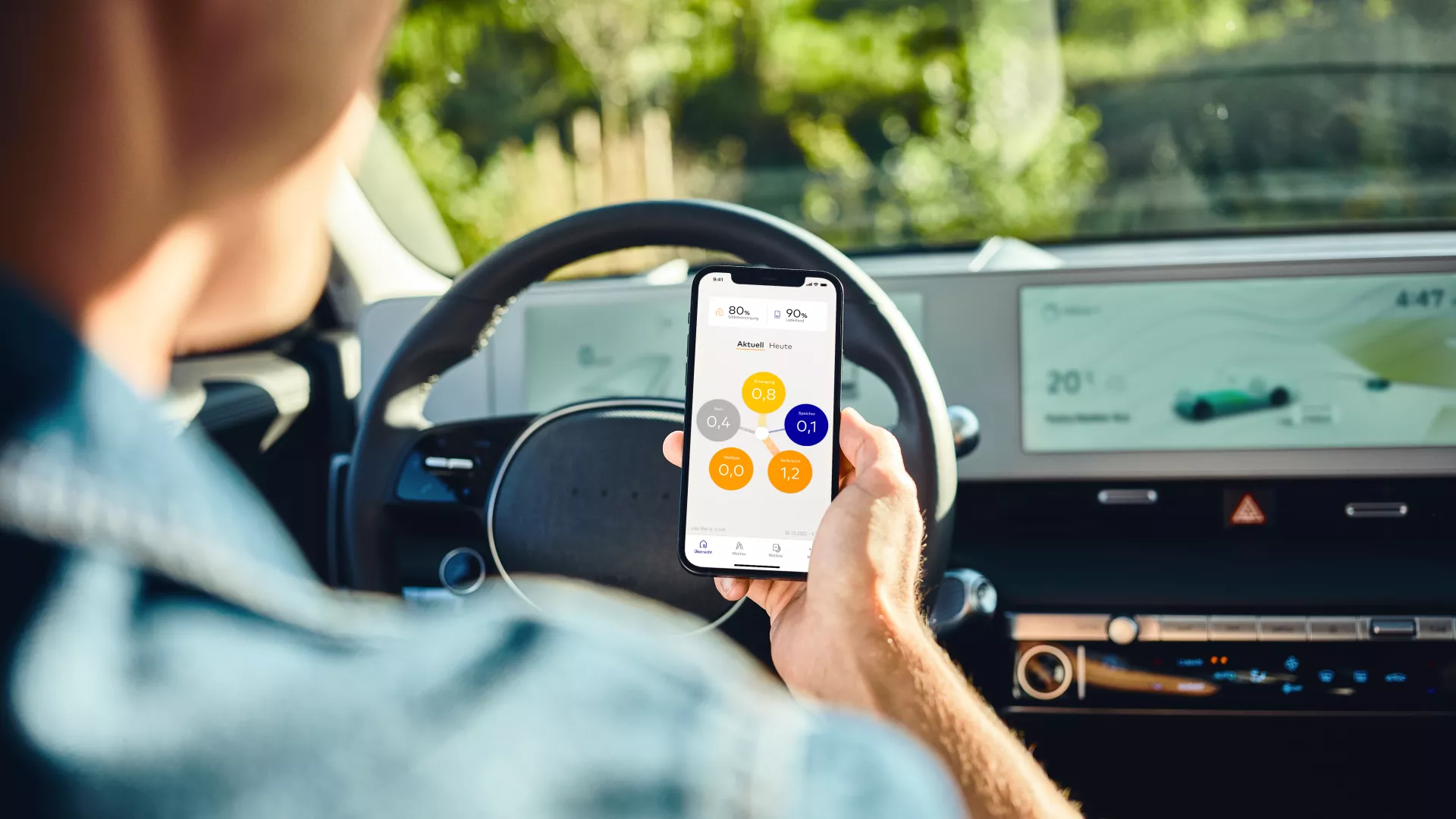 Person mit SENEC.App im Elektroauto