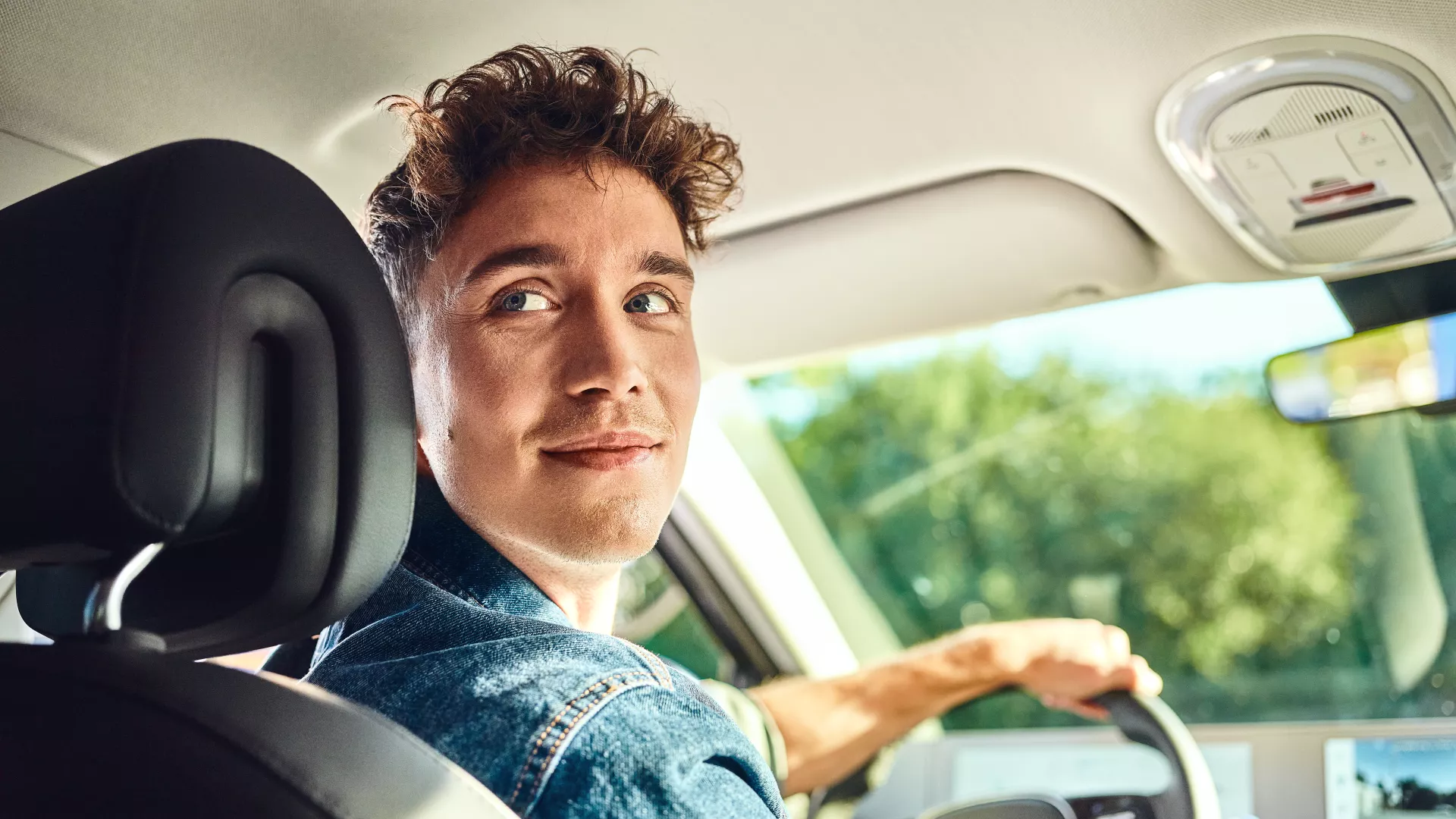 Person im Elektroauto