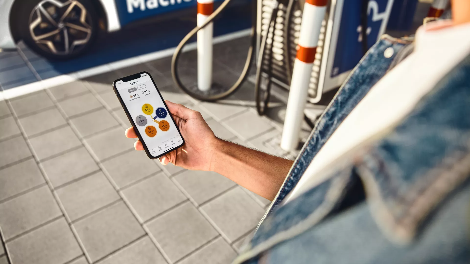 Person mit SENEC.App