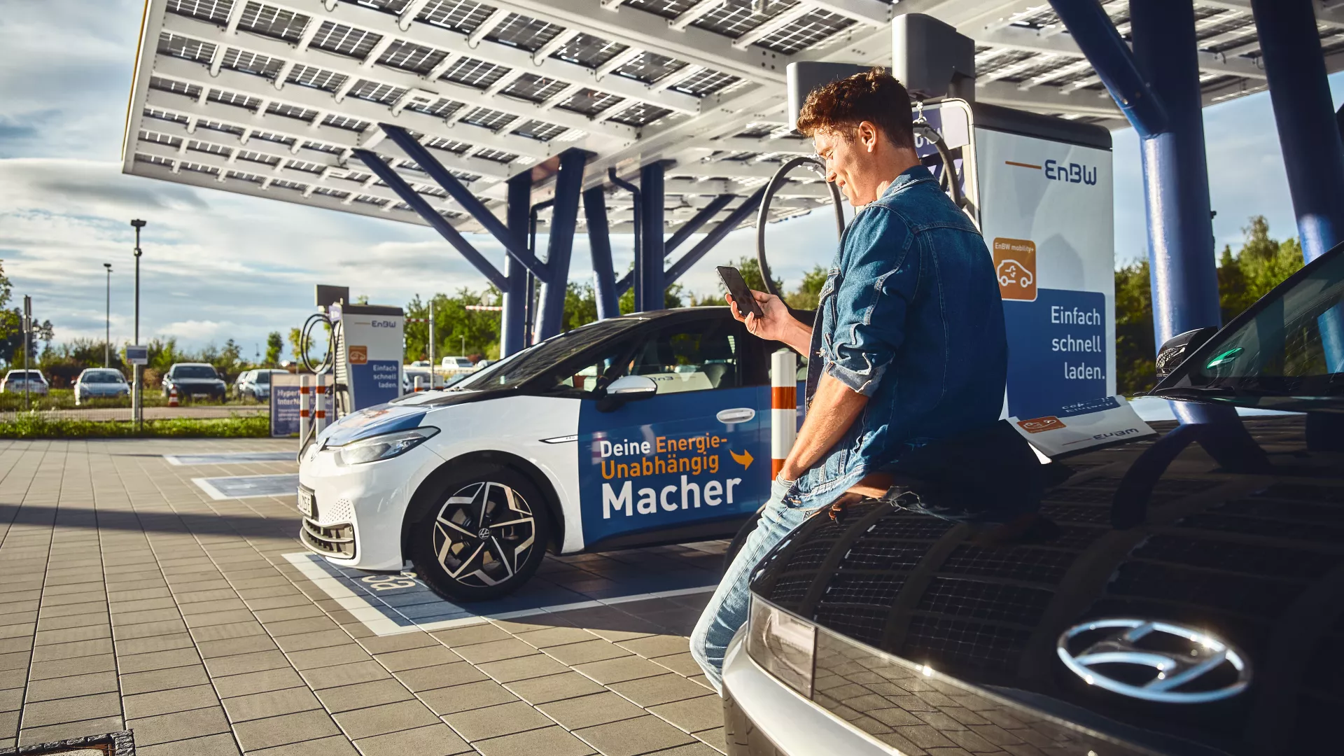 Person mit E-Auto im EnBW Ladepark