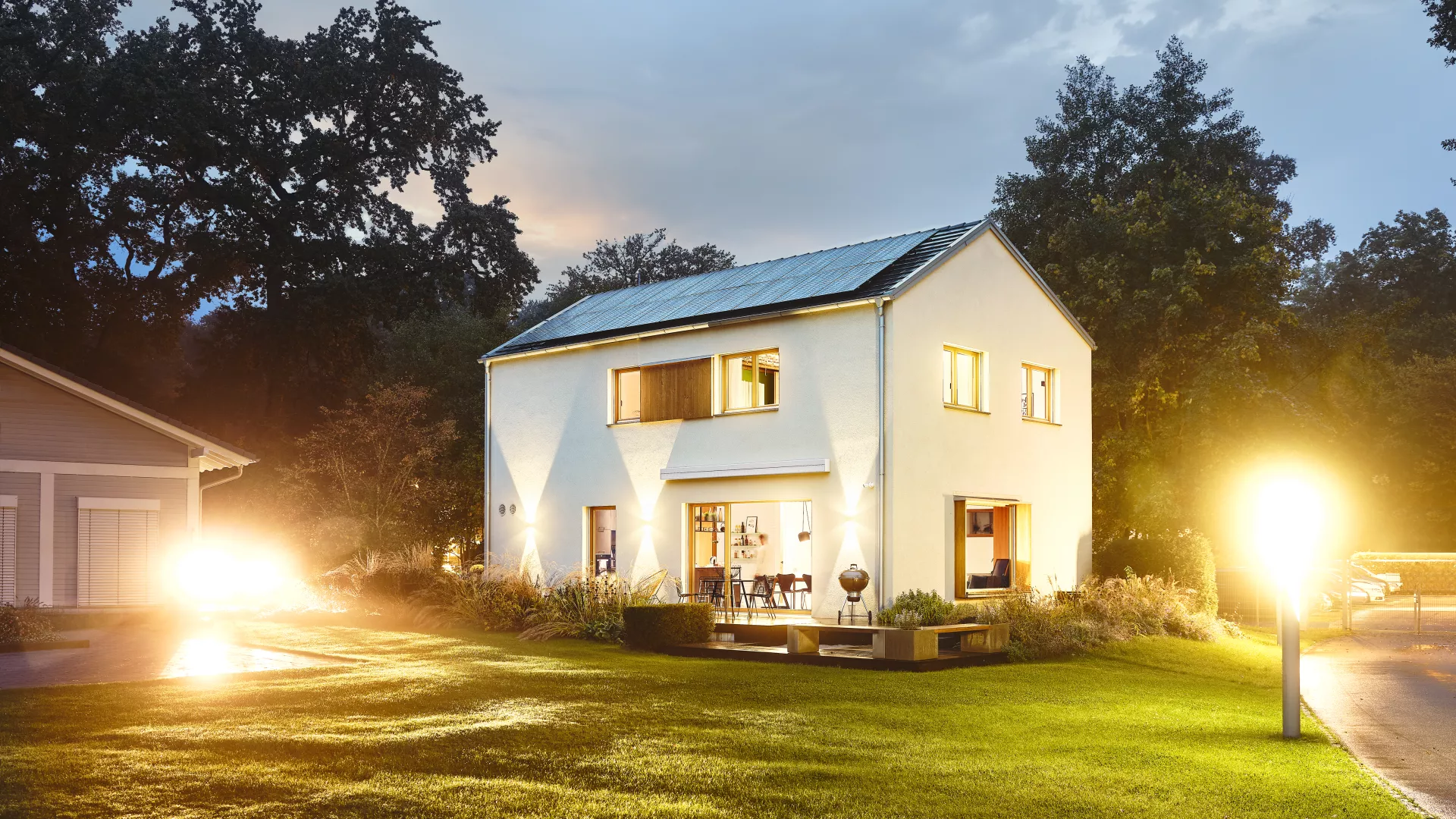 Haus mit Photovoltaikanlage bei Nacht