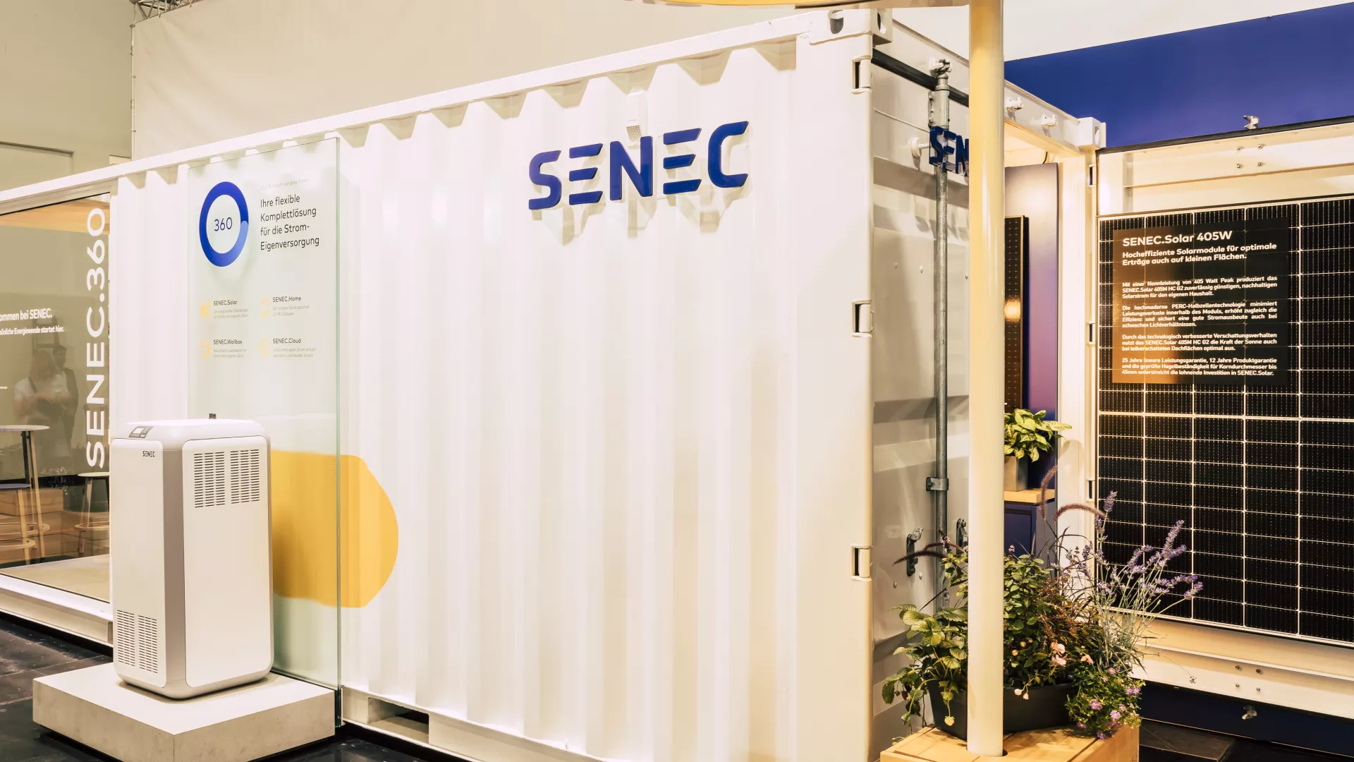 SENEC.Travelling Kit Ausschnitt Blick auf Seecontainer