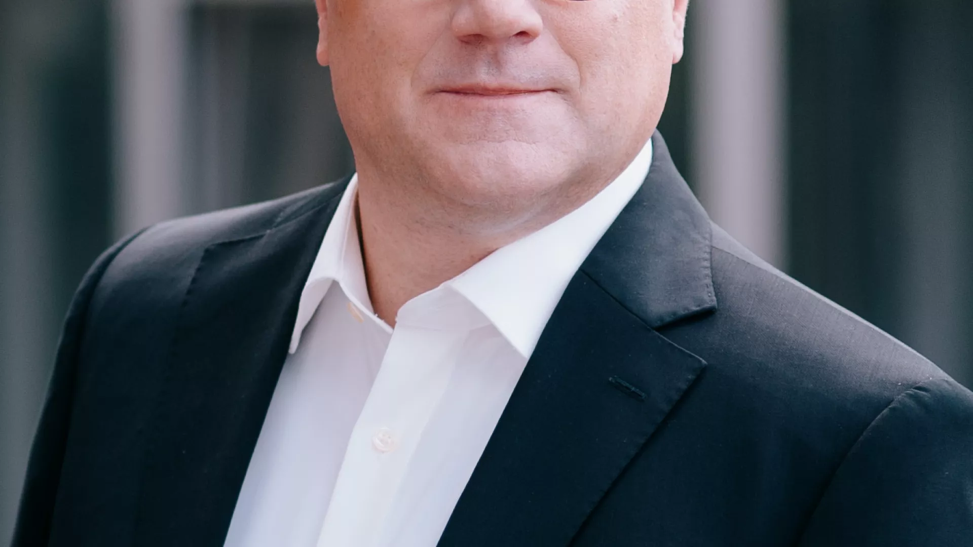 Thomas Augat (CFO der SENEC GmbH) in schwarzem Anzug von Nahem