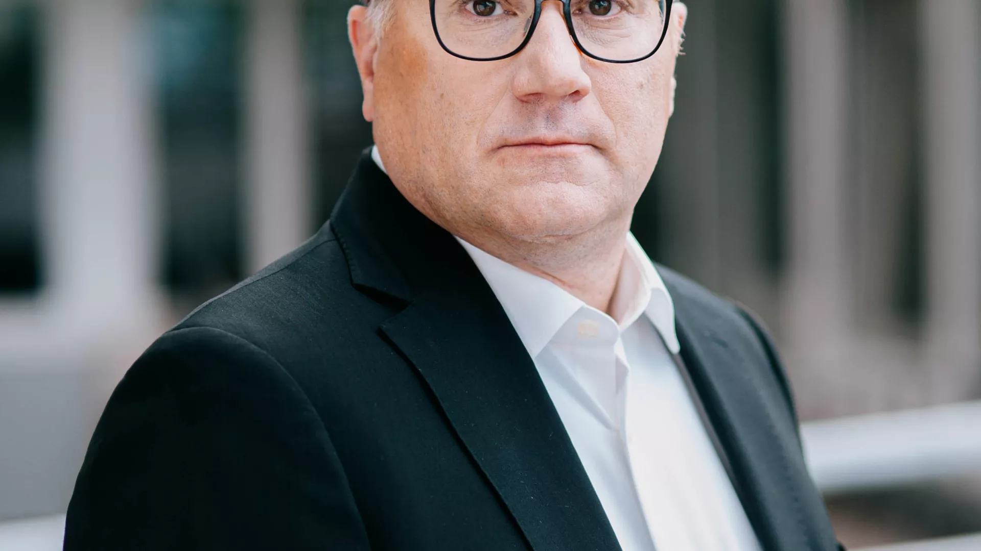 Thomas Augat (CFO der SENEC GmbH) in schwarzem Anzug