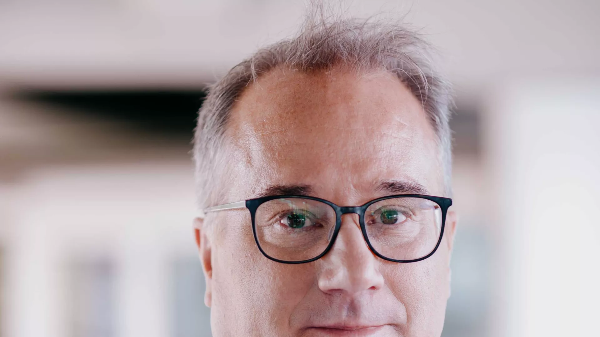 Thomas Augat (CFO der SENEC GmbH) in blauem Hemd (Auswahl 3)
