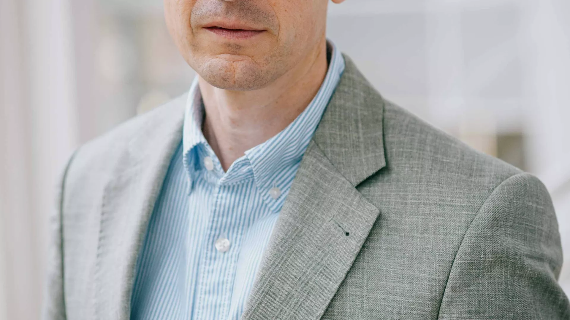 Johann Georg von Hülsen (CEO der SENEC GmbH) in grauem Anzug
