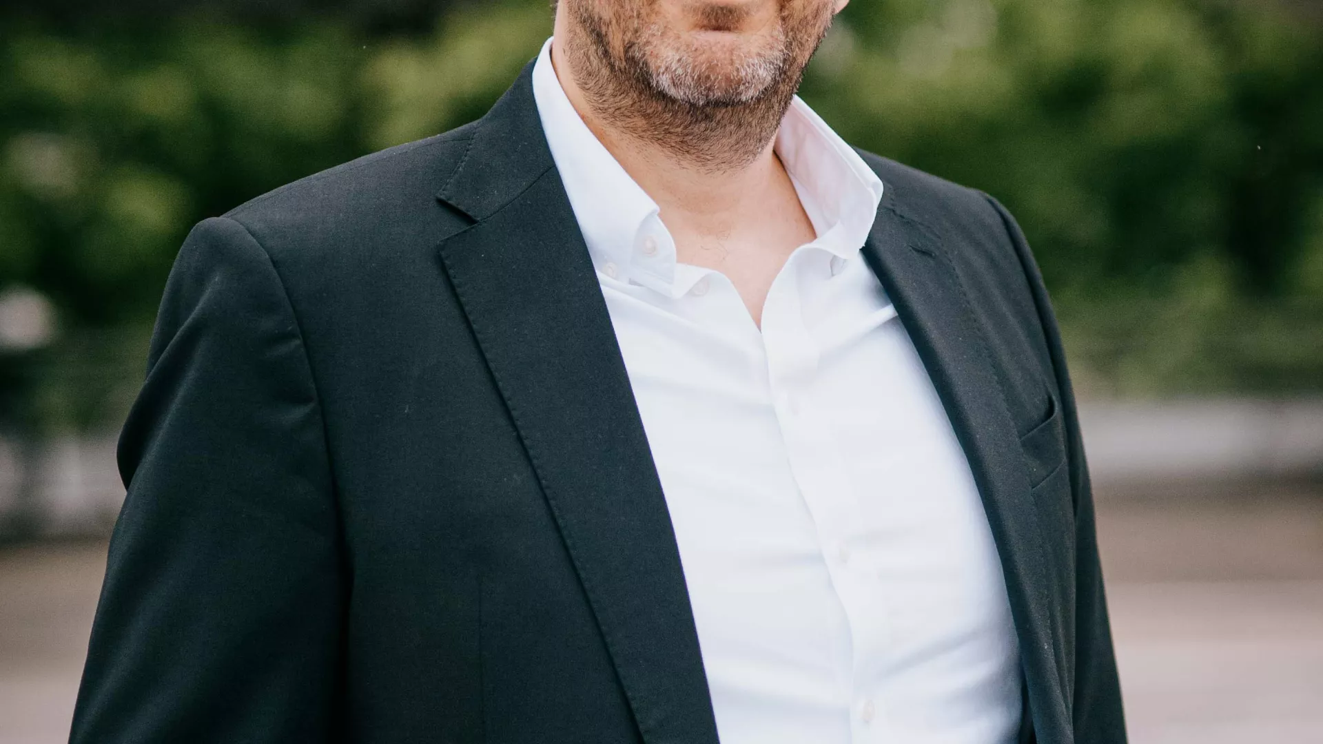 Thomas C. Salditt (CIGO der SENEC GmbH) in schwarzem Anzug von links