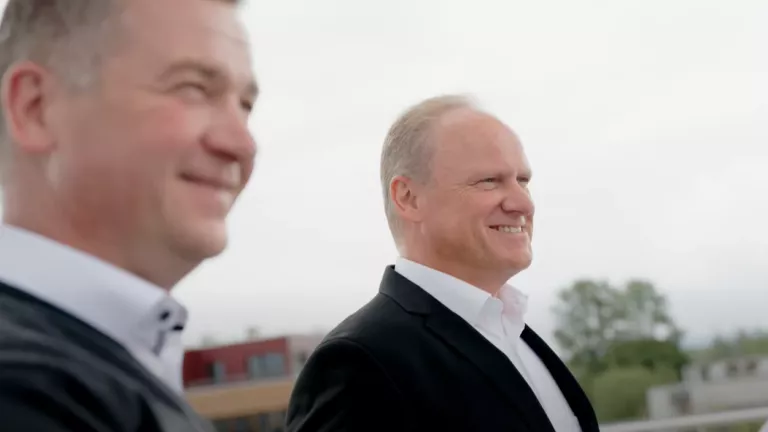 Roman Brück (Abteilungsleiter Komponenten, Power Electronics, PV Power Plants, Zertifizierung bei der TÜV Rheinland Group) und Markus Linder (CTO der SENEC GmbH)